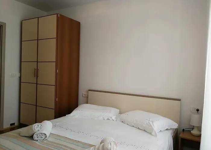 Apartment Violeta 2 *